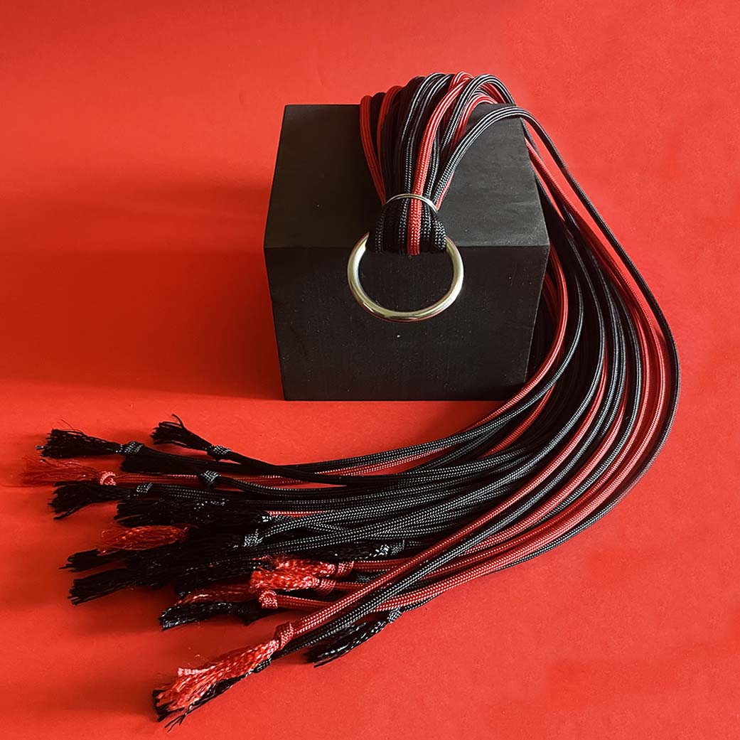Martinet BDSM en paracorde avec noeud
