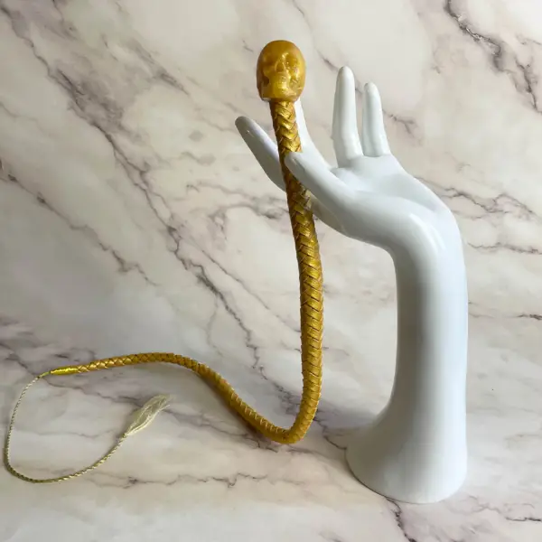 fouet_bdsm_cuir_doré_55cm_pommeau_tete_de_mort_lediraison _2 copie
