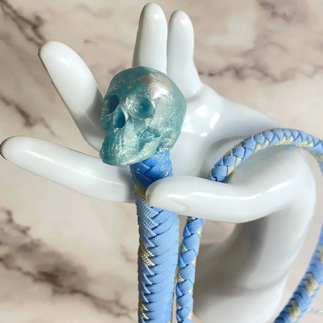 fouet_tete_de_mort_bdsm_paracorde_bleu_argent_lediraison copie