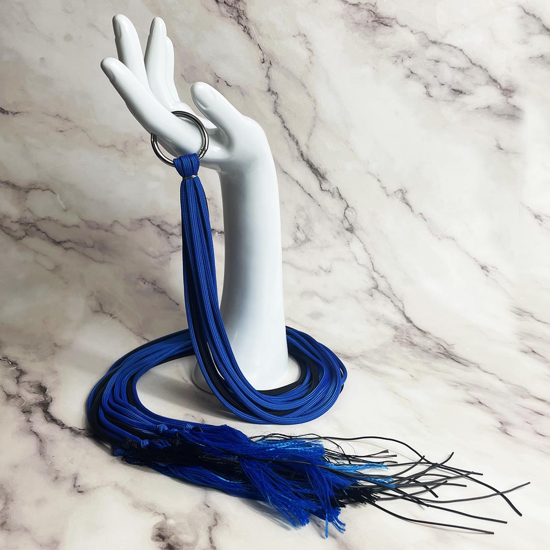 martinet_BDSM_paracorde_enroule_cinglant_bleu_et_noir_Le_Diraison copie-min