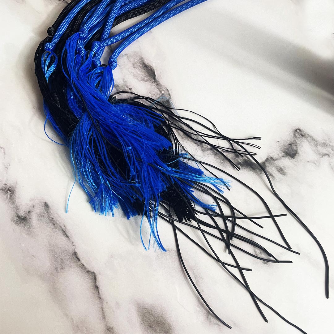brin_martinet_BDSM_paracorde_enroule_cinglant_bleu_et_noir_Le_Diraison_2 copie-min