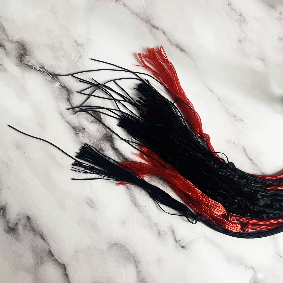 brin_martinet_BDSM_paracorde_swing_enroule_cinglant_rouge_et_noir_Le_Diraison copie-min