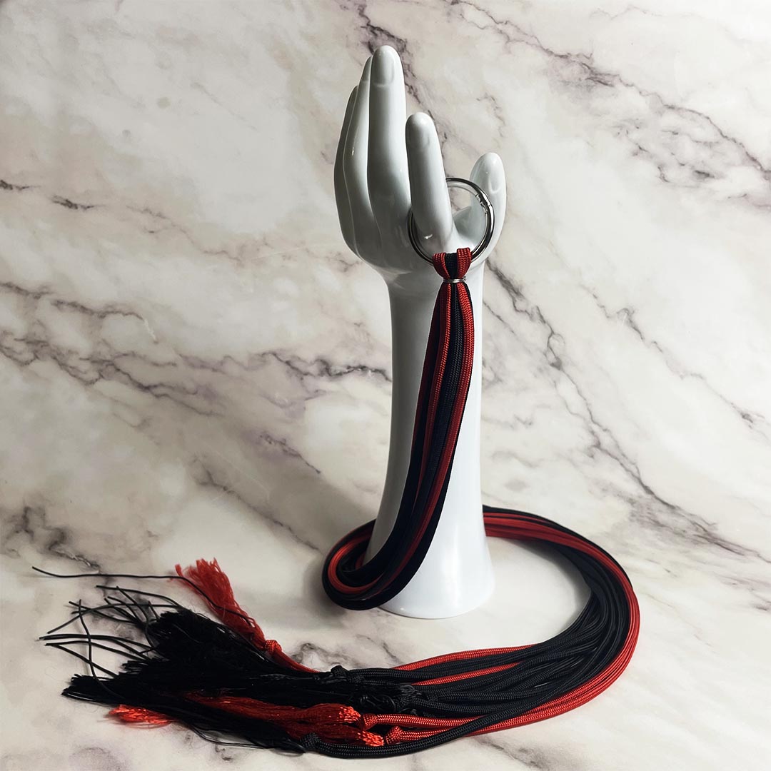 martinet_BDSM_paracorde_swing_enroule_cinglant_rouge_et_noir_Le_Diraison_2 copie-min