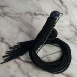 Martinet BDSM en paracorde pommeau tête de mort