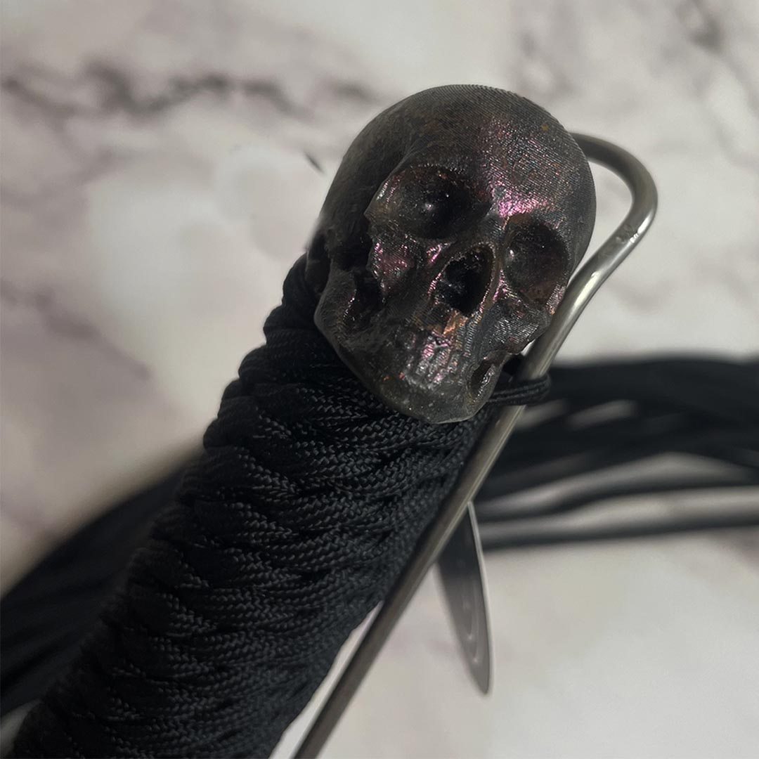 martinet_BDSM_tete_de_mort_paracorde_leste_avec_cracker_Doulceur_Le_DIraison_3 copie-min