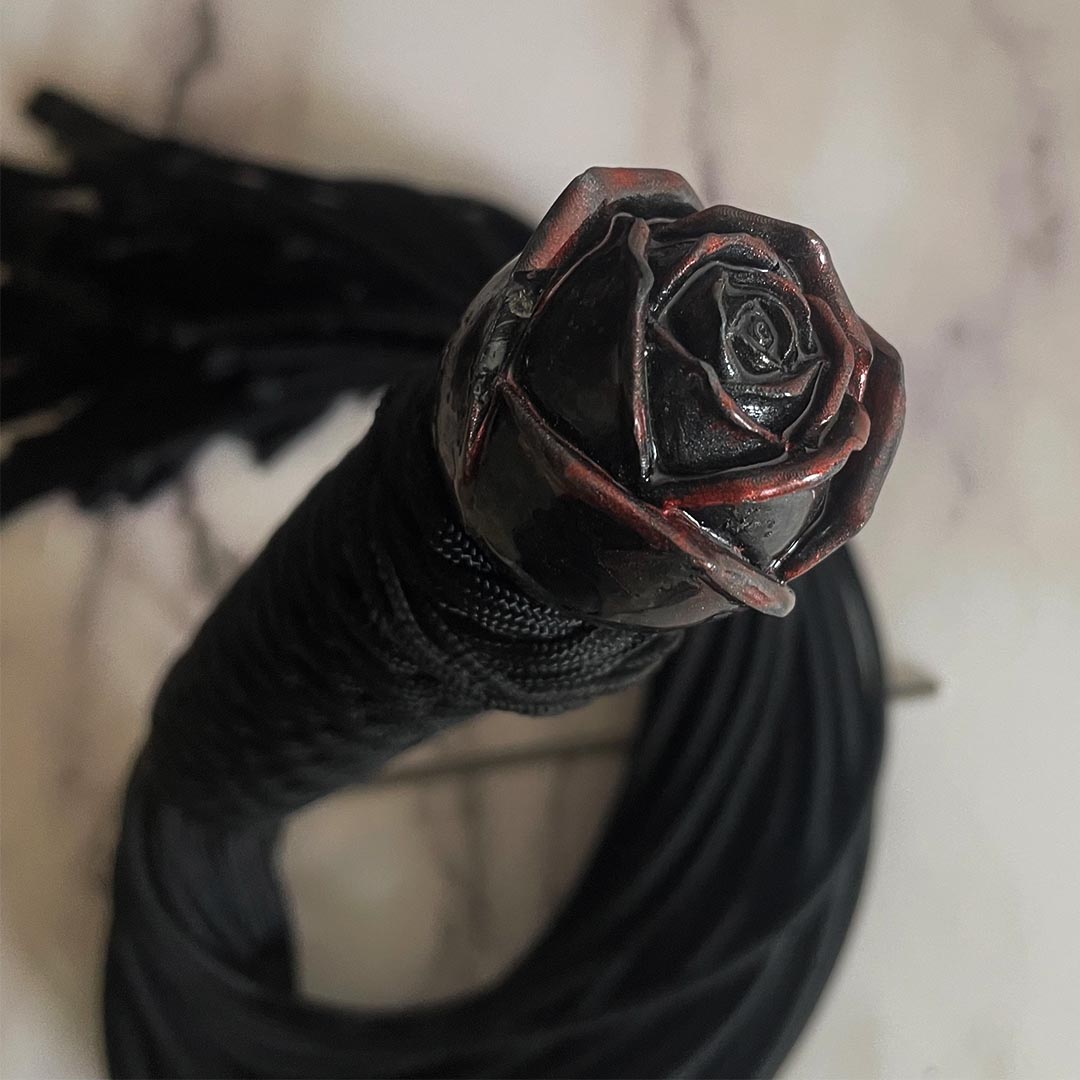 pommeau_rose_martinet_BDSM_paracorde_noeud_Le_DIraison copie-min