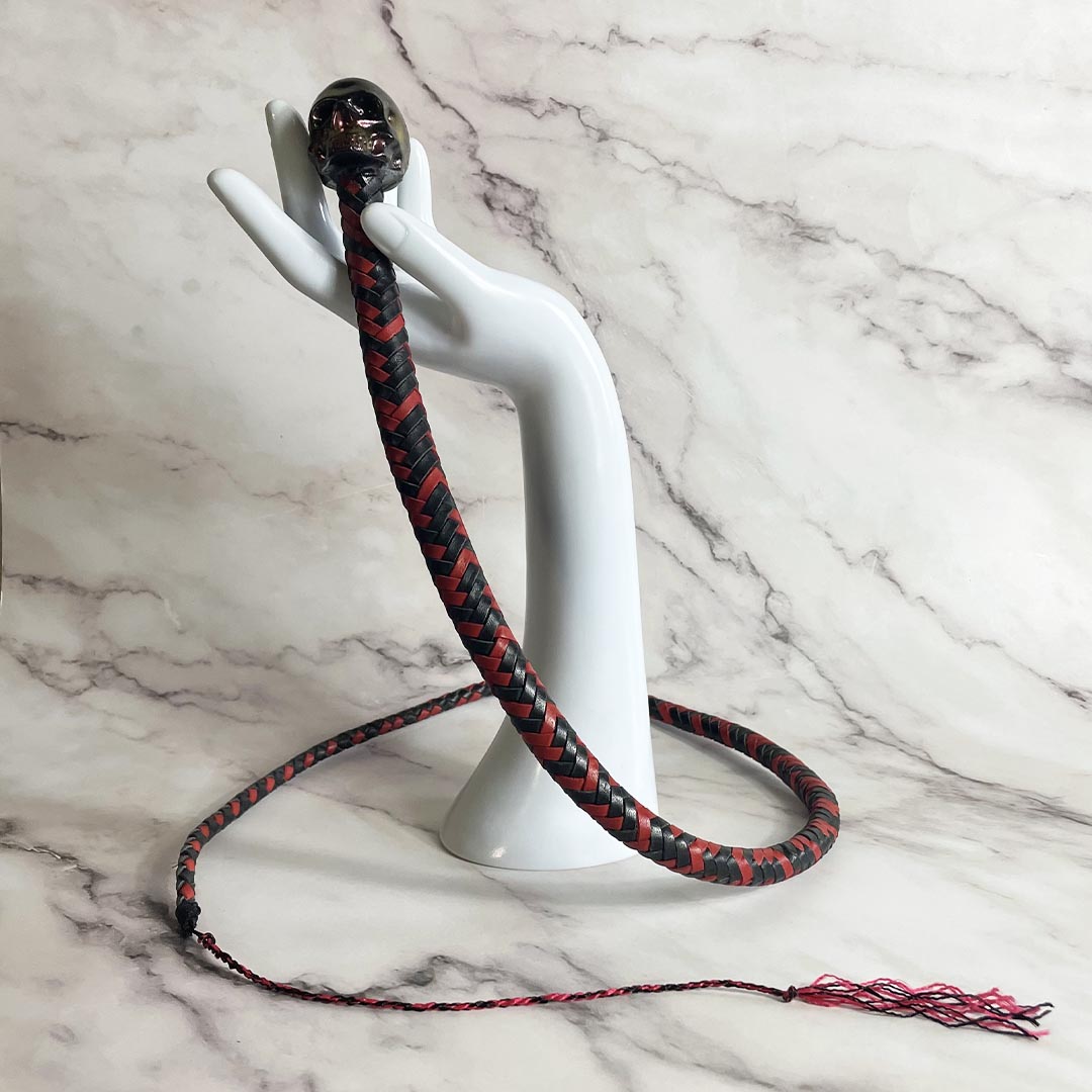 Fouet BDSM cuir de kangourou rouge et noir Le Diraison