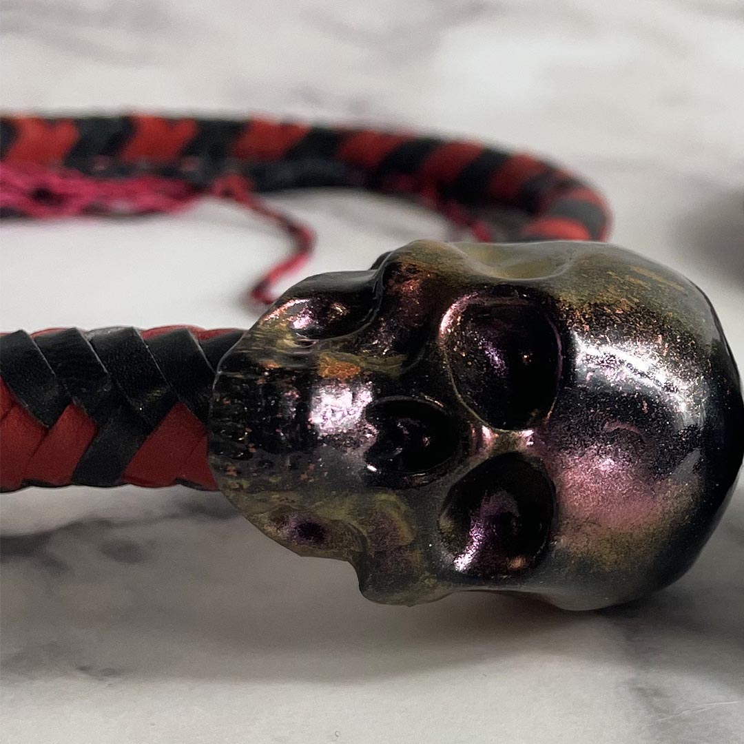 fouet_BDSM_cuir_kangourou_dark_trouple_rouge_noir_pommeau_Le_Diraison copie