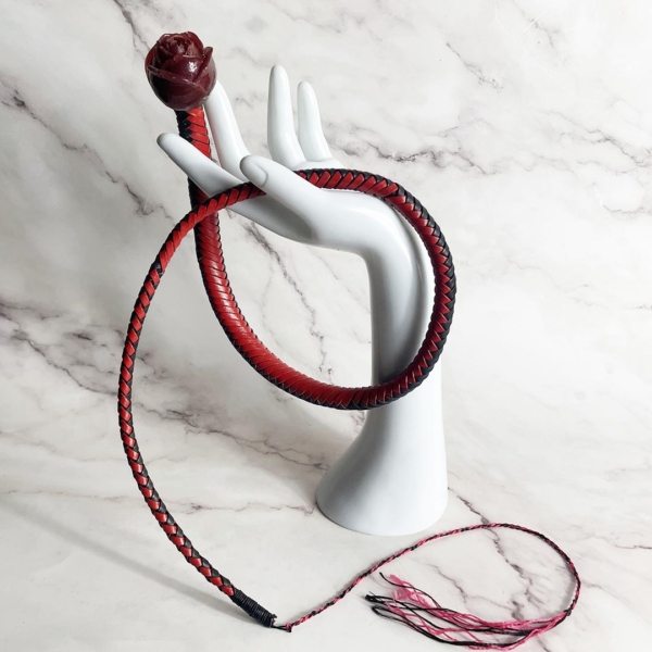 fouet_BDSM_cuir_rouge_noir_pommeau_rose_lediraison copie