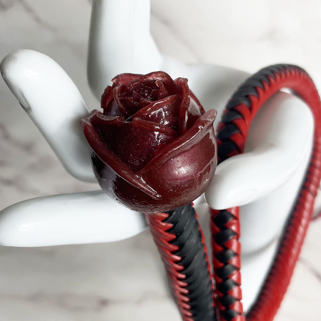 fouet_BDSM_cuir_rouge_noir_pommeau_rose_lediraison_2 copie
