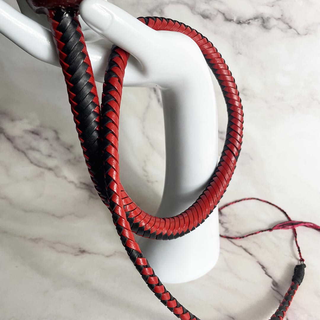 fouet_BDSM_cuir_rouge_noir_pommeau_rose_lediraison_3 copie