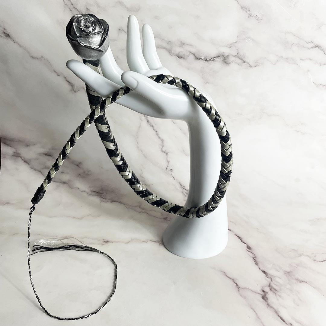 fouet_bdsm_cuir_70_cm_noir_argent_pommeau_rose_lediraison copie
