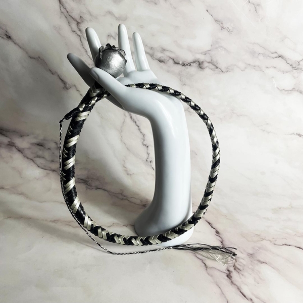 fouet_bdsm_cuir_70_cm_noir_argent_pommeau_rose_lediraison_2 copie