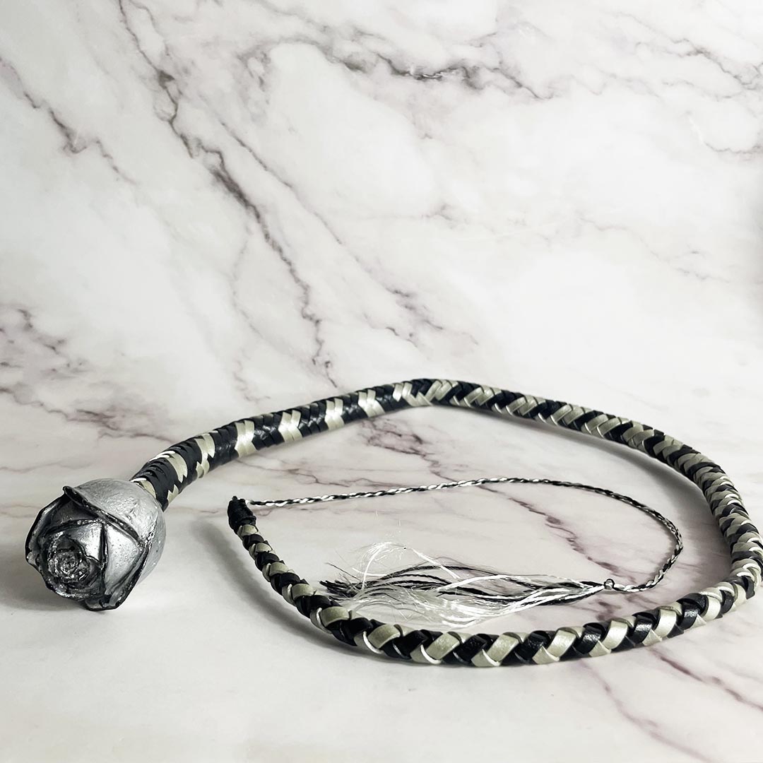 fouet_bdsm_cuir_70_cm_noir_argent_pommeau_rose_lediraison_3 copie
