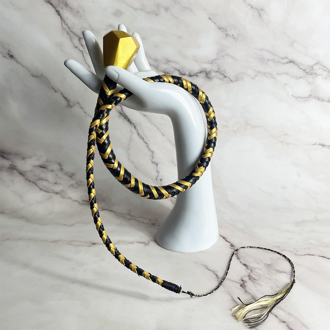 Fouet BDSM en cuir 70 cm doré et noir Le Diraison